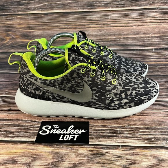Nike‎ Roshe Run Women's Gray Black Print Athletic Running Shoes - Picture 1 of 8